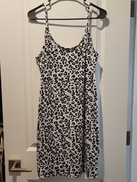 Dresses & Skirts - Leopard print satin dress